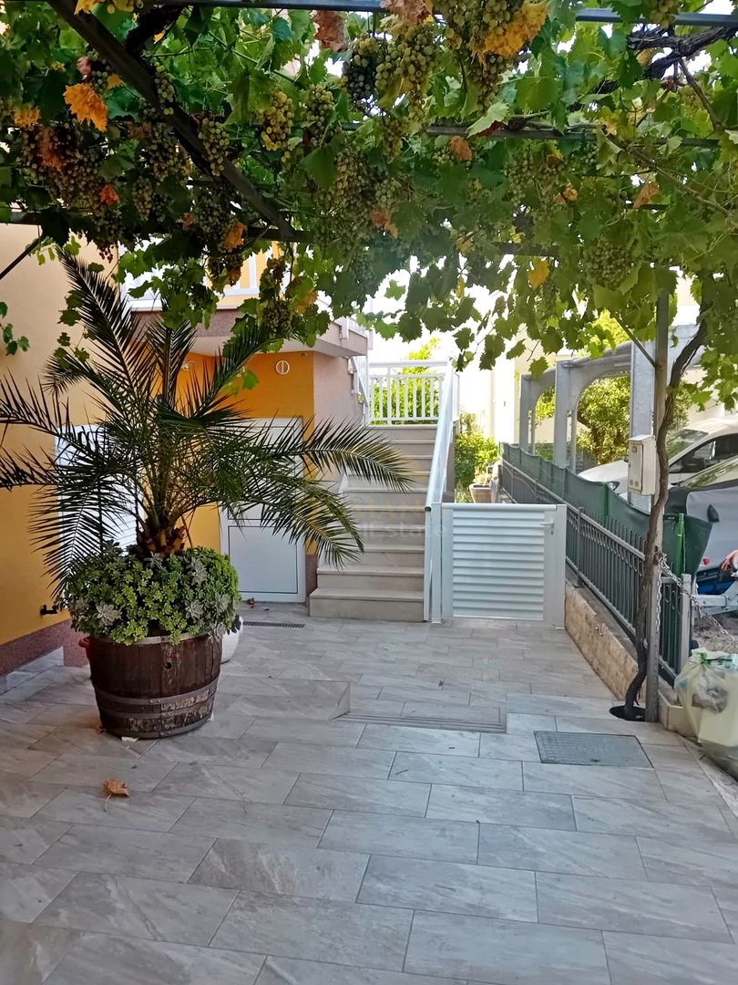 Casa con appartamenti a Okrug Gornji/Čiovo, seconda fila dal mare - 5 appartamenti